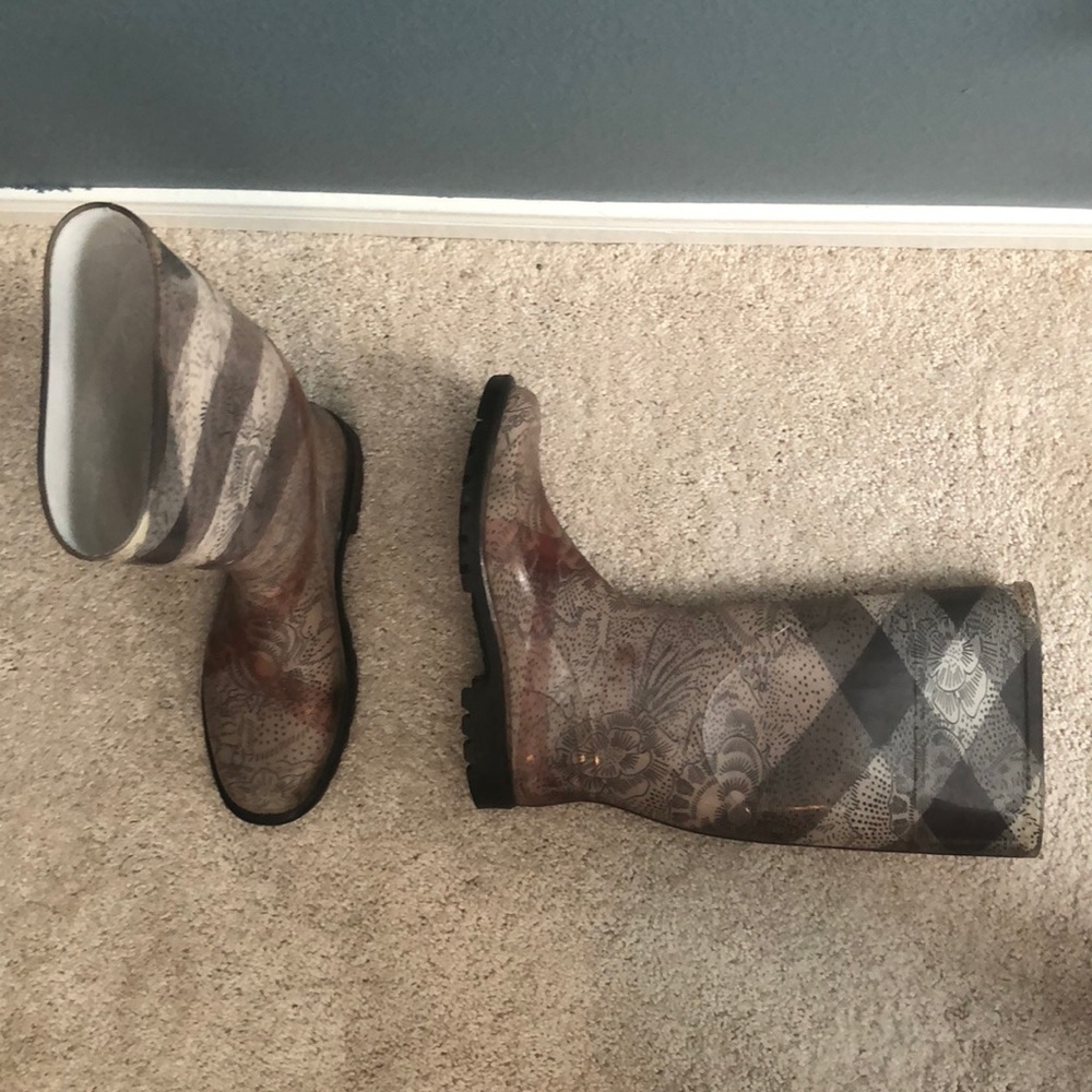 Burberry rain boots size 40 (US 10)